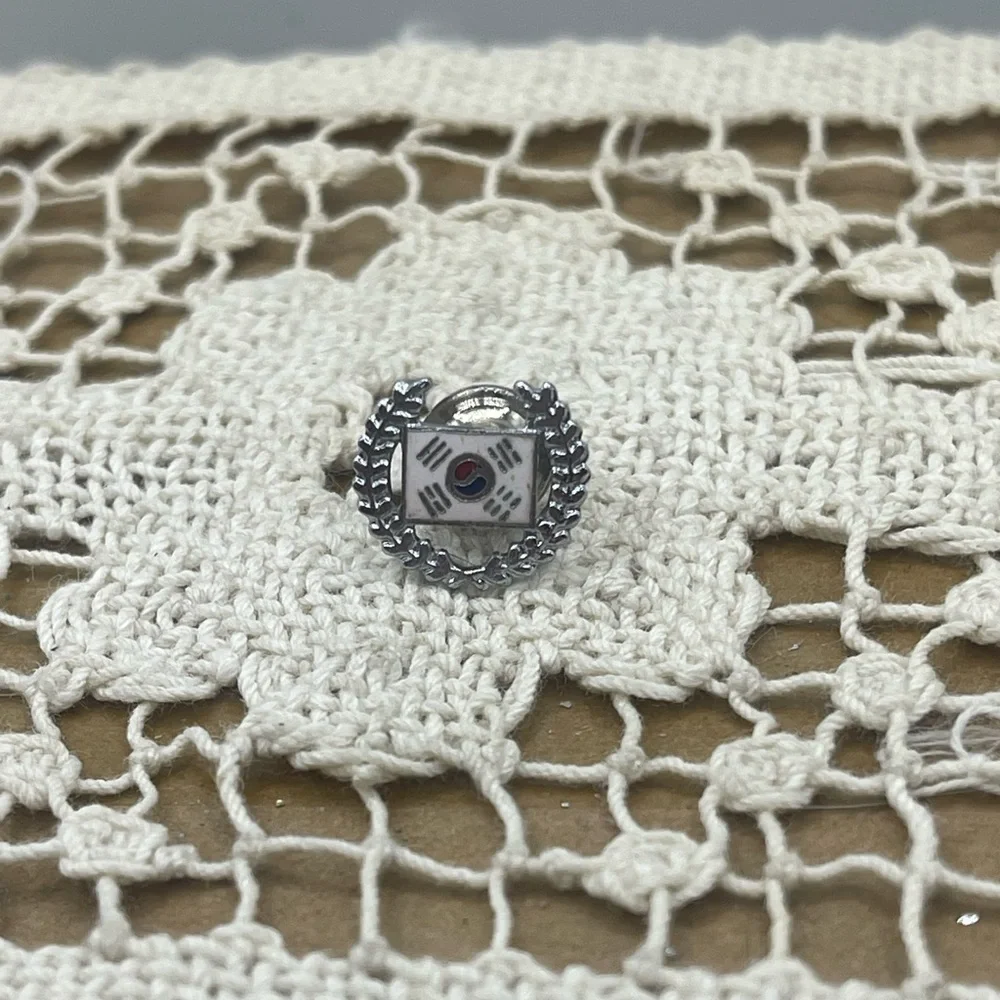 Silver Korean Flag Pin‎